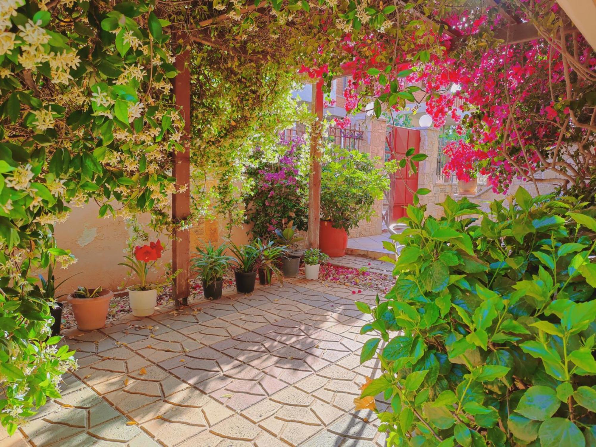 Отель Artemis Garden Near Airport Экстерьер фото